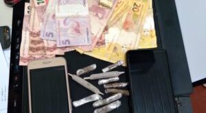 Polícia Civil descobre ‘boca de fumo’ e prende três jovens por tráfico de drogas