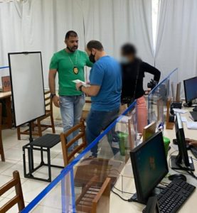 Casal de bolivianos é preso com certidões de nascimento falsas na Oca