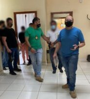 Casal de bolivianos é preso com certidões de nascimento falsas na Oca