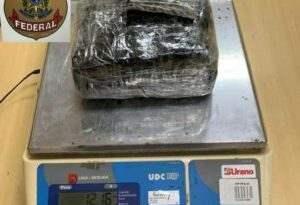 Polícia apreende cocaína em táxi que vinha da Bolívia, na BR-317