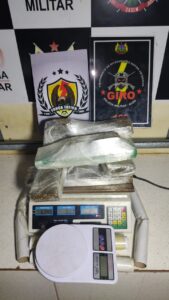 Após denúncia anônima, PM apreende mais de 6 quilos de drogas no Mocinha Magalhães