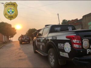 Polícia cumpre 13 mandados de busca e prende três pessoas em operação, no Calafate