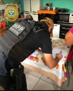 Polícia cumpre 13 mandados de busca e prende três pessoas em operação, no Calafate