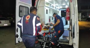 Colisão entre carro e moto deixa homem com cortes profundos e fratura na perna, em Rio Branco