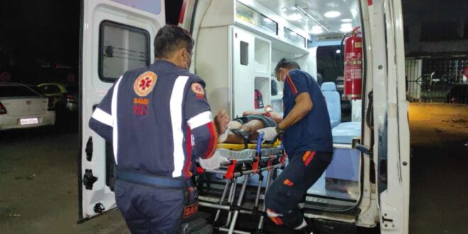 Colisão entre carro e moto deixa homem com cortes profundos e fratura na perna, em Rio Branco