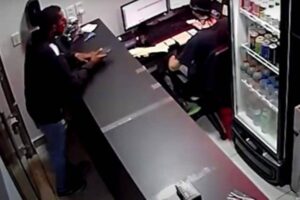 Vídeo: motoboy furta celular de funcionário de restaurante