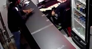 Vídeo: motoboy furta celular de funcionário de restaurante