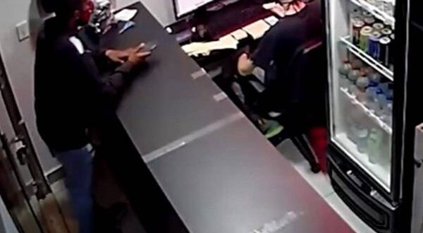 Vídeo: motoboy furta celular de funcionário de restaurante