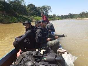 Dupla acusada de aterrorizar comunidade de seringal é presa por roubo e porte ilegal de arma