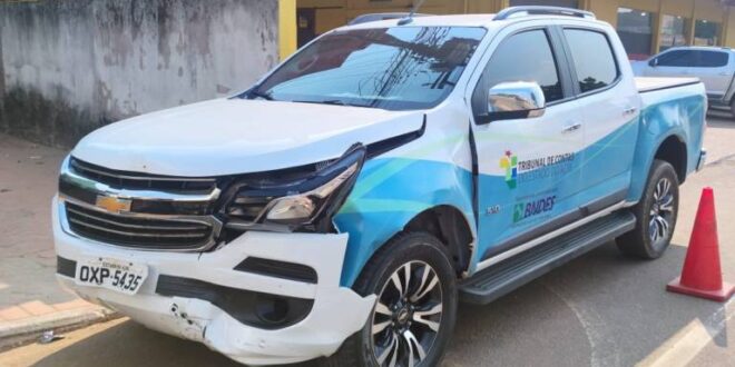 Veículo do Tribunal de Contas do Acre se envolve em acidente em Assis Brasil e motorista foge