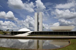 Vetos a fundo eleitoral, obras paralisadas e saúde geram divergências entre parlamentares
