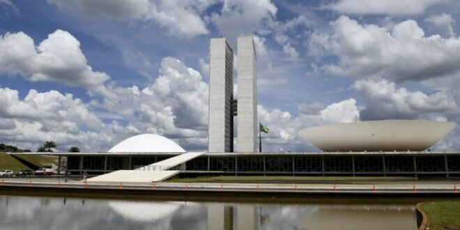 Vetos a fundo eleitoral, obras paralisadas e saúde geram divergências entre parlamentares