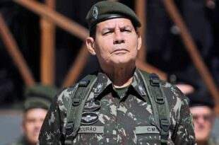 Vice-presidente Hamilton Mourão diz que os filhos de Bolsonaro "são três moleques"
