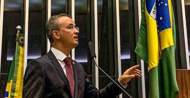 "Desconto gás" proposto por Leo de Brito é aprovado na Câmara dos Deputados