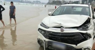 Motorista tem mal súbito ao volante e invade praia com caminhonete desgovernada