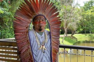 Ninawa Huni Kui faz turnê pela França para apresentar documentário sobre as condições de vida dos indígenas no Brasil