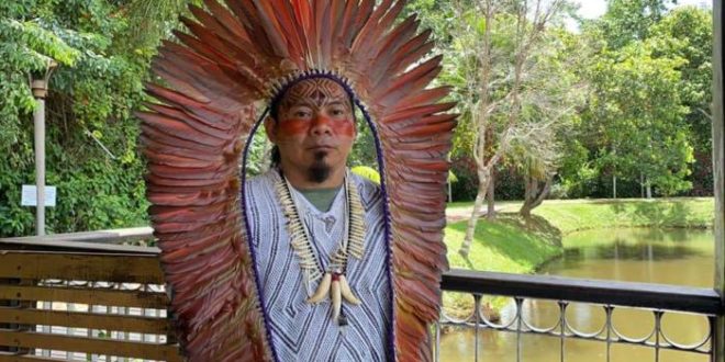 Ninawa Huni Kui faz turnê pela França para apresentar documentário sobre as condições de vida dos indígenas no Brasil