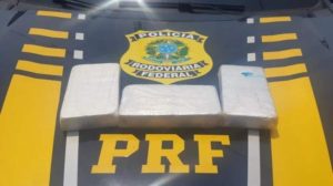 No Quinari, PRF apreende 3 quilos de cocaína em mochila de passageira de táxi