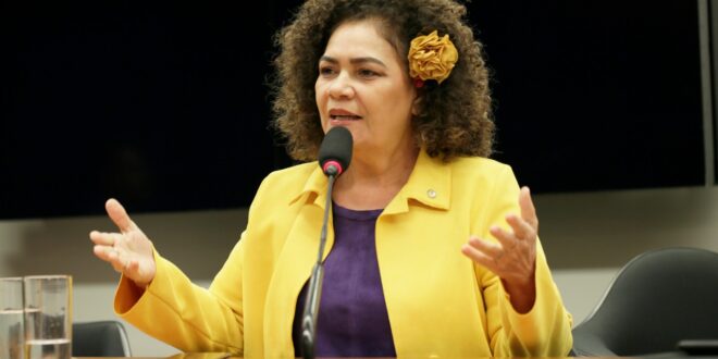 Perpétua Almeida publica artigo no Poder 360 defendendo impeachment de Bolsonaro