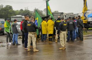 PRF libera rodovias interditadas e acaba com 33 pontos de bloqueio