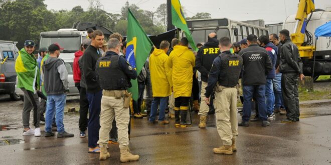 PRF libera rodovias interditadas e acaba com 33 pontos de bloqueio