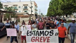 Trabalhadores em Educação de Tarauacá declaram greve e rejeitam água benta em negociações