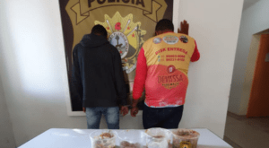 Motociclista e passageiro são presos com dois quilos de cocaína