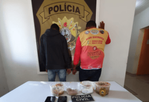 Motociclista e passageiro são presos com dois quilos de cocaína