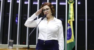 Carla Zambelli intimada pela Polícia Federal: depoimento deverá acontecer neste domingo (05/09)