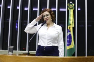 Carla Zambelli intimada pela Polícia Federal: depoimento deverá acontecer neste domingo (05/09)