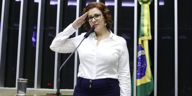 Carla Zambelli intimada pela Polícia Federal: depoimento deverá acontecer neste domingo (05/09)
