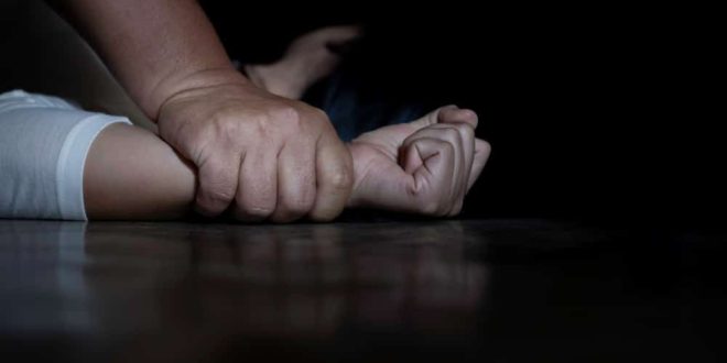 Mulher acusa jogador de tê-la estuprado após funeral da filha do casal: ‘Me obrigou a fazer sexo oral’