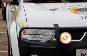 Em frente a delegacia, rapaz joga garrafas em viatura e acaba preso 2 Em frente a delegacia, rapaz joga garrafas em viatura e acaba preso