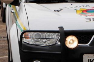 Em frente a delegacia, rapaz joga garrafas em viatura e acaba preso