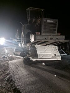 Trator esmaga cabine de caminhão e deixa dois feridos na BR 317
