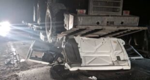 Trator esmaga cabine de caminhão e deixa dois feridos na BR 317