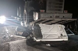Trator esmaga cabine de caminhão e deixa dois feridos na BR 317