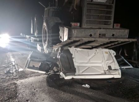 Trator esmaga cabine de caminhão e deixa dois feridos na BR 317