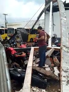 Tempestade com granizo derruba poste e danifica casas e construções em Rio Branco