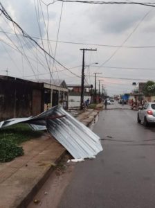 Tempestade com granizo derruba poste e danifica casas e construções em Rio Branco