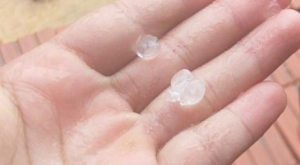 Tempestade com granizo derruba poste e danifica casas e construções em Rio Branco