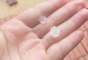 Tempestade com granizo derruba poste e danifica casas e construções em Rio Branco