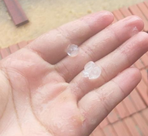 Tempestade com granizo derruba poste e danifica casas e construções em Rio Branco