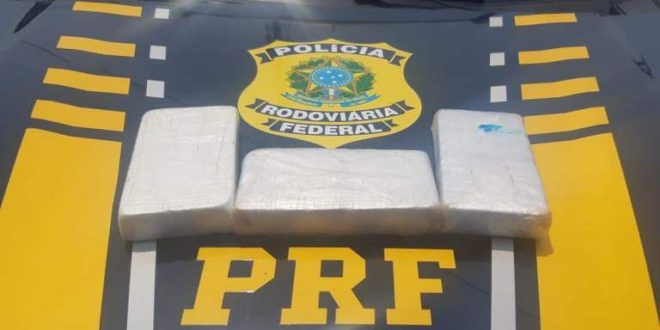 Mulher é presa em flagrante ao transportar mais de 3kg de cocaína em táxi