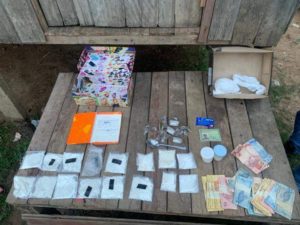 Mulher é presa 16 pacotes de cocaína e mais de R$ 200 em Sena Madureira 2 Mulher é presa 16 pacotes de cocaína e mais de R$ 200 em Sena Madureira