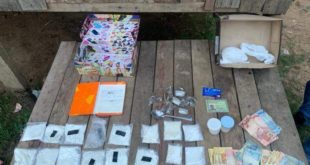 Mulher é presa 16 pacotes de cocaína e mais de R$ 200 em Sena Madureira
