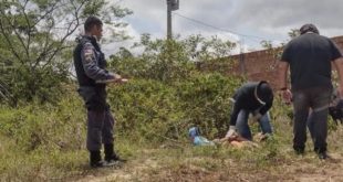 Criminosos matam homem a facadas e tentam decepar braço da vítima