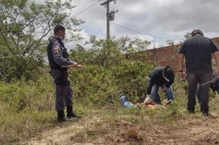 Criminosos matam homem a facadas e tentam decepar braço da vítima