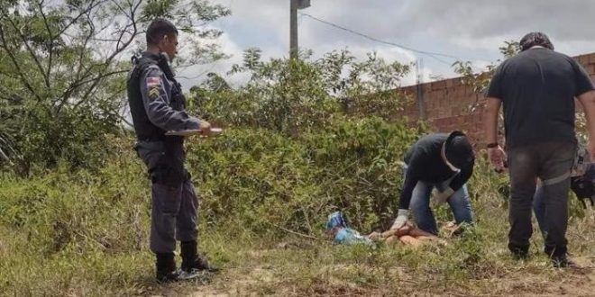 Criminosos matam homem a facadas e tentam decepar braço da vítima