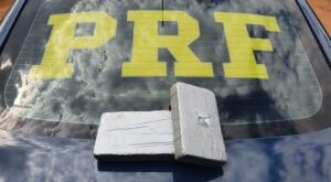 PRF apreende 2kg de cocaína em Capixaba